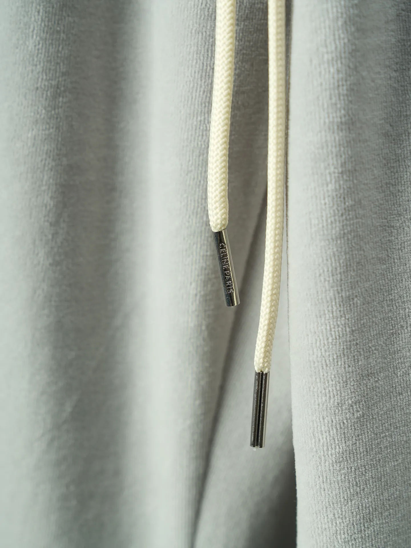 [Real auction] Celine/Celine Arc de Triomphe embroidered straight trousers suit (new color taupe and blue) [In Stock] S M L XL custom-made Yunrou twin velvet matte cotton sateen, soft and waxy touch, close to the skin like a cloud wrap, with taupe blue as the main tone, low-key and rich in content. The iconic CELINE Arc de Triomphe embroidery awakens on the gray fog suede, fully recognizable, and the contrasting ribbons on both sides are sublimated to hold up the tension of the color. The visual impact between movement and movement. The lazy lines of the straight draped version are both rigid and soft. When taken apart, it is a style item. When worn together, it is an atmospheric aesthetic. Complete the ultimate interpretation of the sense of relaxation and luxury. The suit is worn for worry-free wear. It adopts imported machine embroidery technology and uses advanced computer control systems and precise mechanical components to realize the Arc de Triomphe embroidery work. High precision. The lines are smooth and delicate. The fabrics have been washed and have a better hand feel. Not easy to deform, not easy to shrink, not easy to fade. Maintains long-lasting good looks and a great fit